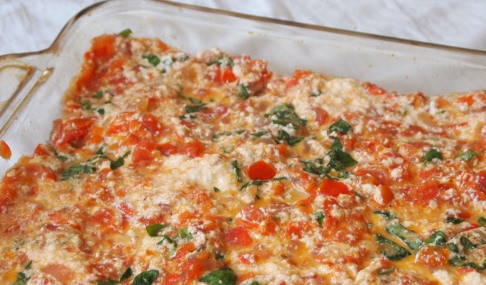 1. Этап. Постная лазанья: 9. На него выложите томатный соус, накройте снова листами лазаньи и выложите томатный соус с творогом.