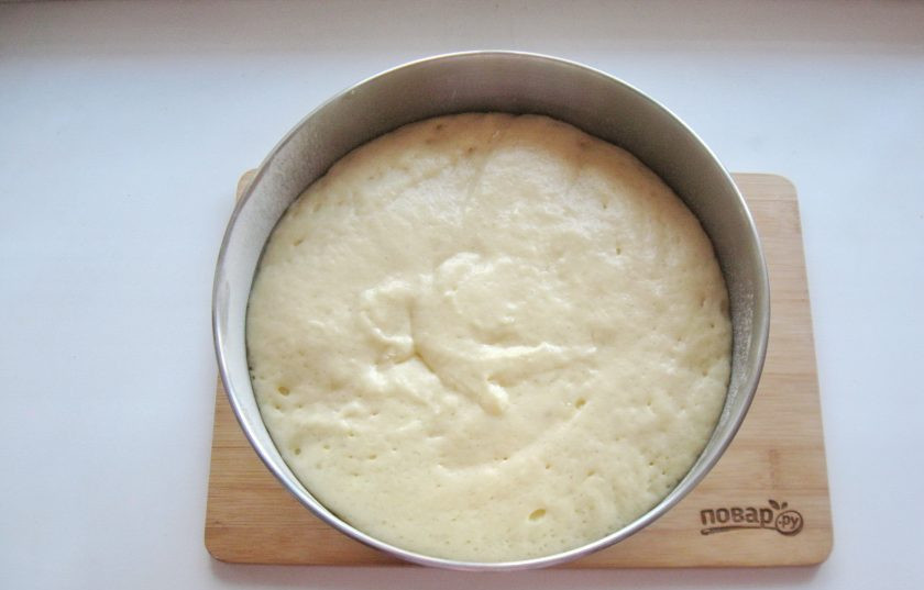 1. Этап. Кулич с меренгой: Накройте миску с тестом пищевой пленкой и отправьте в теплое место. Через час-полтора тесто подойдет.