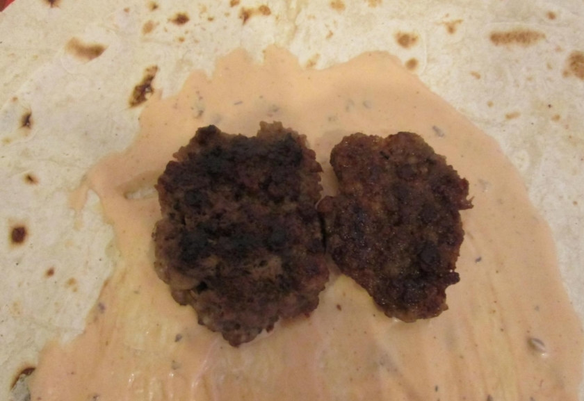 1. Этап. Лаваш в дорогу: 2. Котлету разрезаю на 2 части и выкладываю на лаваш.