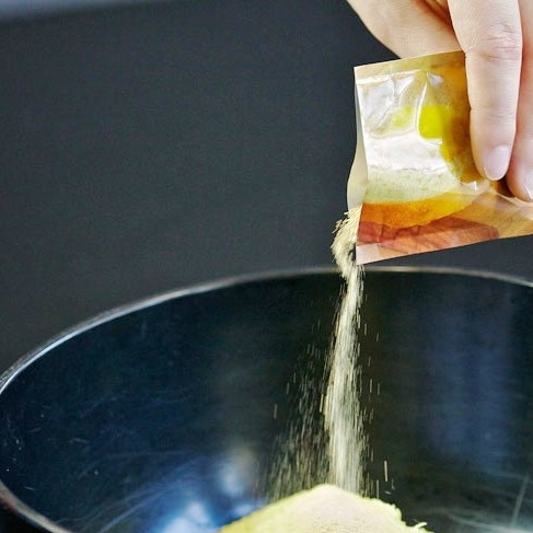 1. Этап. Кабачковые оладьи с козьим сыром: Добавляем сухие дрожжи.