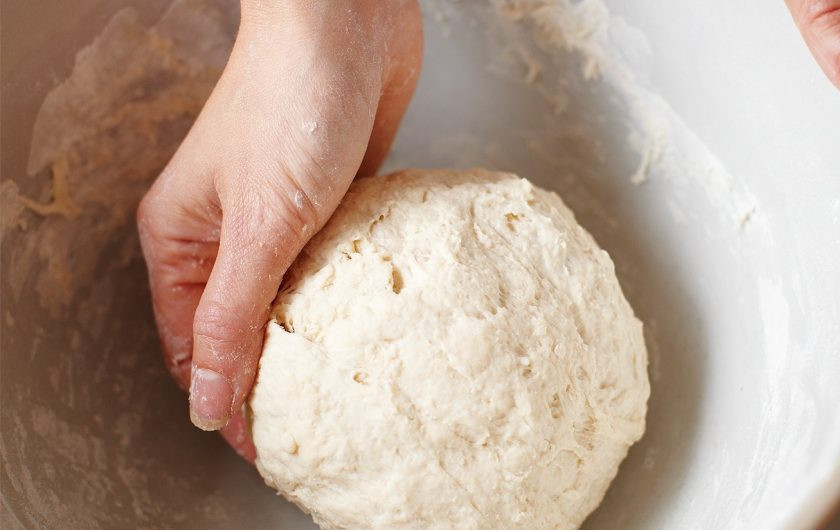 1. Этап. Хлеб Кирпичик: 1. В глубокой емкости смешайте муку, соль, сахар, дрожжи и теплую воду. Замесите тесто.