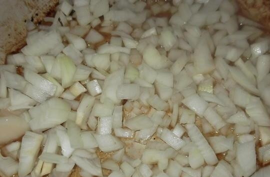 1. Этап. Грудинка свиная тушеная: Мелко нарезаем лук, жарим на жире до готовности.