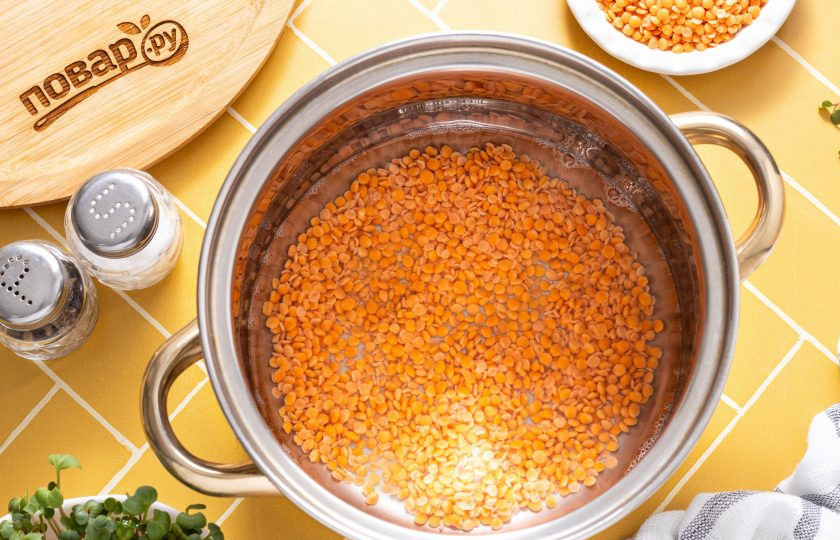 1. Этап. Пюре из картофеля и красной чечевицы: Красную чечевицу тщательно промойте, откиньте на сито и дайте стечь воде. Затем переложите в кастрюлю и залейте чистой водой. Пропорция чечевицы и воды 1:3. Доведите до кипения и варите на медленном огне около 25 минут, чтобы чечевица хорошо разварилась.