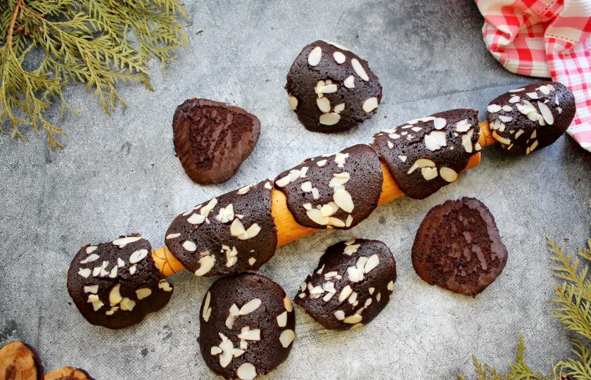 1. Этап. Шоколадные чипсы с миндалем: Горячие чипсы сразу снимите с пергамента и выложите на круглую поверхность, чтобы придать им форму чипсов. После остывания полукруглая форма останется.