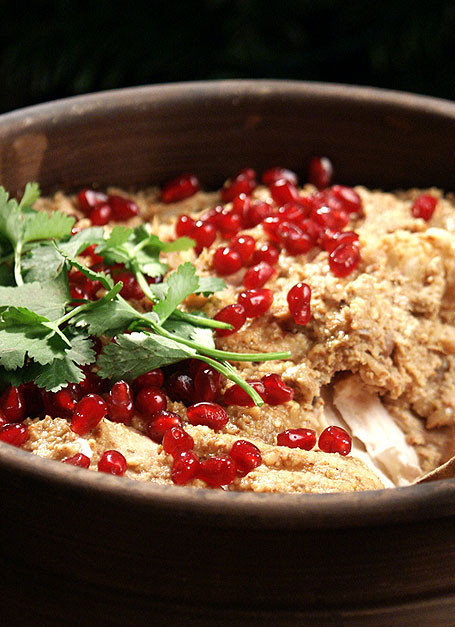 1. Этап. Курица с грецкими орехами: 10.Снимаем с огня, остужаем, и держим ночь в прохладном месте. Подаем, украсив зернами граната и кинзой!