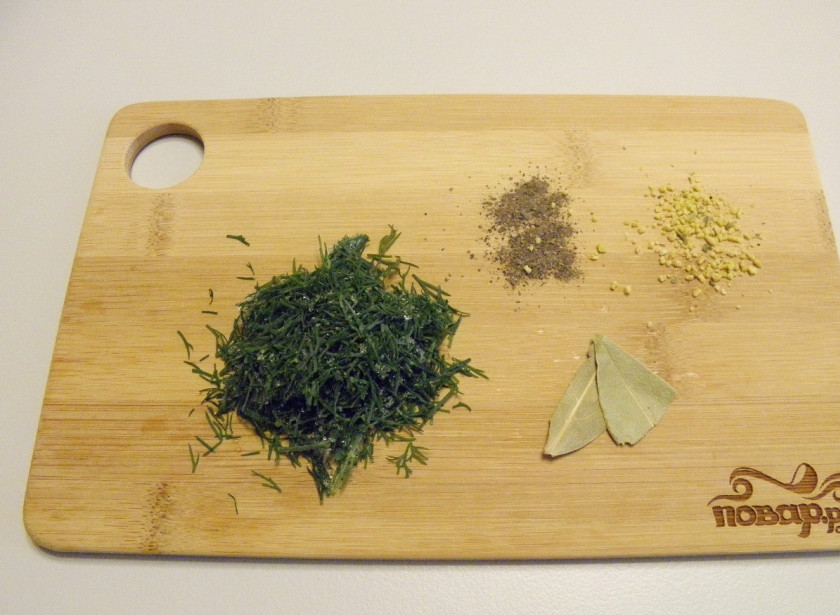 1. Этап. Суп с копченой колбасой: Через 20 минут добавьте в кастрюлю порезанную копченую колбасу, соль, лавровый лист и специи. Перемешайте, затем варите еще 10 минут и снимите с огня. Дайте супу настояться под крышкой 10-15 минут (лавровый лист выбросить).