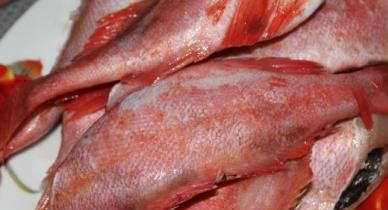 1. Этап. Тушеный морской окунь: Чистим рыбу от чешуи и внутренностей, отрезаем голову, хвост и плавники. Тщательно промываем рыбу.