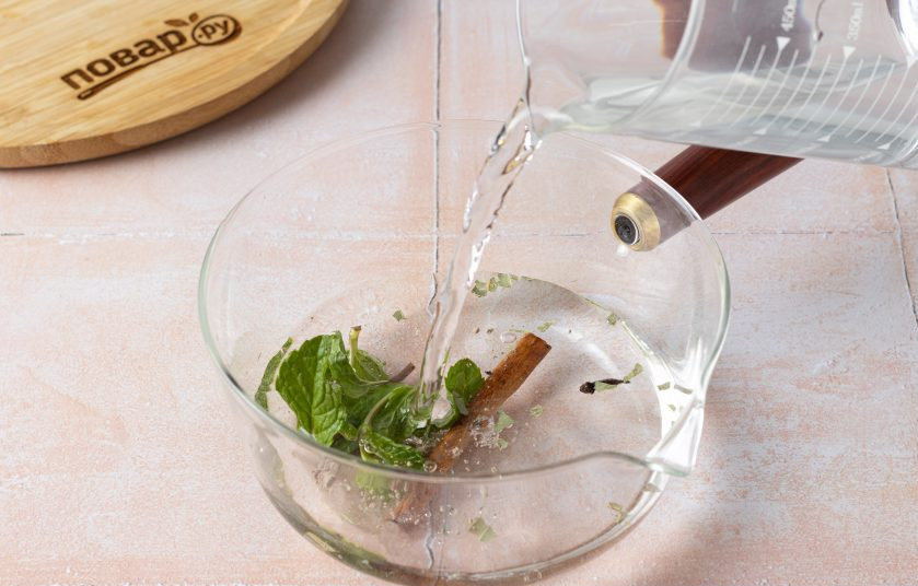 1. Этап. Брусничный сбитень: Влейте воду и доведите до кипения. Варите 5 минут на среднем огне.