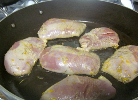 1. Этап. Филе утиной грудки без кожи: Затем грудки стоит слегка обжарить, только с одной стороны. Обмакните грудки бумажным полотенцем, чтобы они сильно не плевались во время жарки. Жарить можно в толстой чугунной сковороде, потом и запечь в ней можно. Или на обычной, какая у вас есть пожарите. Жарьте минуты 4 на небольшом количестве масла.