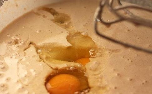 1. Этап. Блины гречишные без дрожжей: Далее добавьте кипяток и перемешайте. Добавьте яйца, соль и сахар. Замешайте тесто.