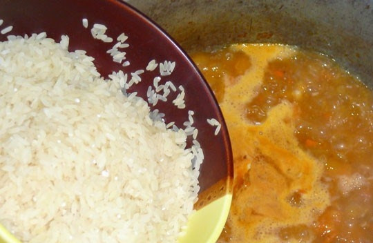 1. Этап. Каша рисовая со свининой: Когда жидкость закипит, всыпьте сверху рис. Не перемешивайте и не накрывайте крышкой. Просто убавьте огонь на минимум и тушите блюдо до тех пор, пока жидкость полностью не выкипит. Затем перемешайте блюдо, украсьте зеленью и подавайте на стол. Приятного аппетита!