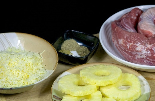 1. Этап. Мясные кармашки с ананасами: 1. Вот такой довольно небольшой набор ингредиентов вам потребуется.