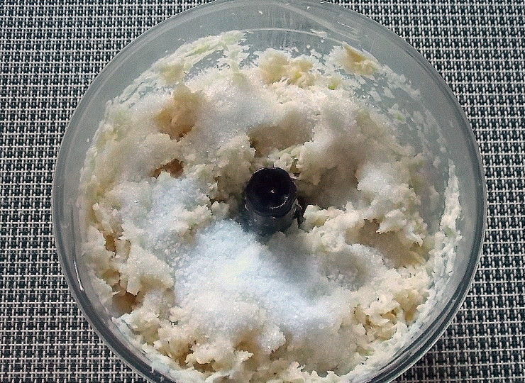 1. Этап. Закуска из хрена с чесноком: Добавьте соль, сахар.