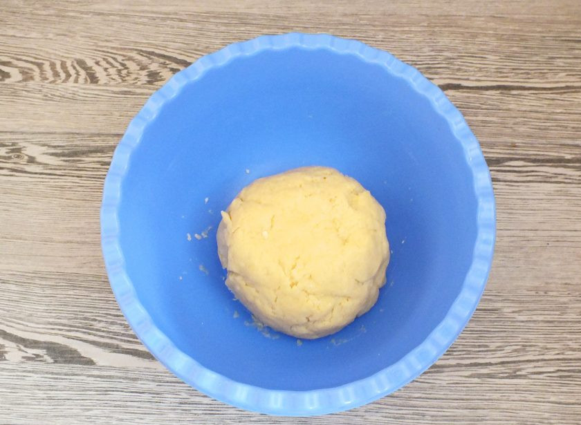 1. Этап. Торт Муравейник без сметаны: Муку всыпайте частями и каждый раз хорошо вмешивайте. В итоге должно получится мягкое и слегка липкое тесто.