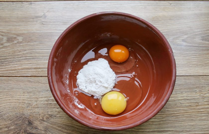 1. Этап. Кето-шарлотка с яблоками: В миску разбейте яйца и всыпьте подсластитель. Все взбейте в пышную пену.