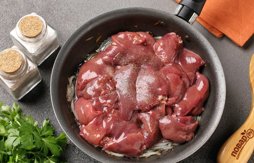 1. Этап. Куриная печень, жареная с луком: Добавьте нарезанную порционными кусочками печень.