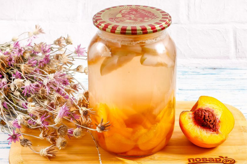 1. Этап. Компот из персиков и яблок на зиму: После вскрытия компот можно сразу разлить холодным или подогреть.