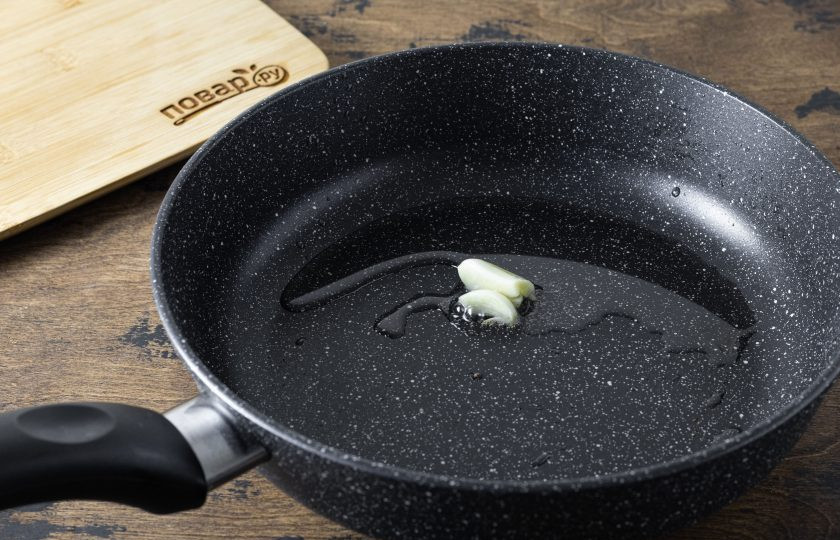 1. Этап. Цветная капуста и брокколи: Разогрейте в сковороде растительное масло. Чеснок очистите, раздавите ножом и обжарьте в масле до золотистого цвета, чтобы он раскрыл свой аромат. Затем уберите чеснок из сковороды.