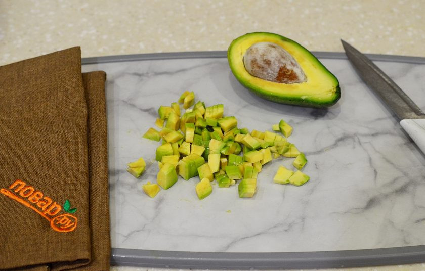 1. Этап. Слоеный салат с авокадо: 5. Авокадо почистите, нарежьте кубиком.