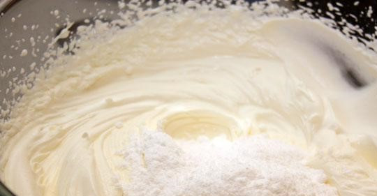 1. Этап. Миндальный пирог: 5. Достаньте из духовки заготовку для пирога и поставьте остывать. Подготовьте крем: охладите 2 стакана жирных сливок в морозилке на протяжении четверти часа. Затем взбейте их (сначала на малой скорости). Когда сливки загустеют, добавьте ванилин и сахарную пудру. Замочите 10 г желатина. Для полного растворения прогрейте его на паровой бане. Затем аккуратно влейте в крем.