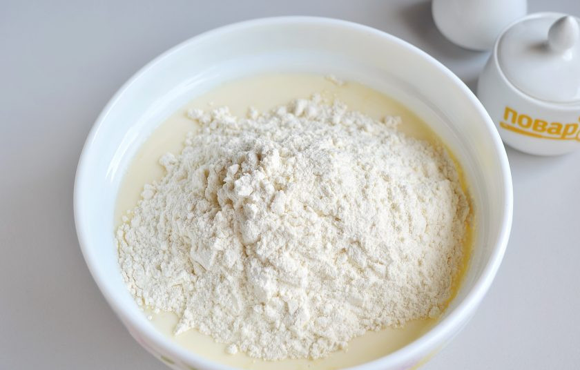 1. Этап. Ленивые пирожки с зеленым луком и яйцом: 3. Просейте пшеничную муку, соедините с содой. Перемешайте и вводите в кефир небольшими порциями. Тесто должно быть густое и без комочков.