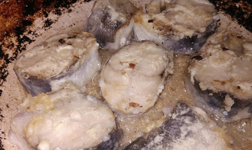 1. Этап. Хек под томатным маринадом: 3. Когда перевернете на обратную сторону, можно и посолить по вкусу. Жарим с обеих сторон до румяного цвета.