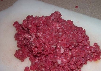 1. Этап. Бифштекс из фарша: Говядину вымыть, очистить от пленок и прожилок. Нарезать на тонкие пластинки и порезать их ножом очень мелко. То же самое сделать с салом. Смешать измельченные сало и говядину. Хорошо перемешать. Получится рубленый вручную фарш.