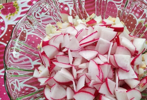 1. Этап. Салат Июнь: редис тонкими четвертинками.