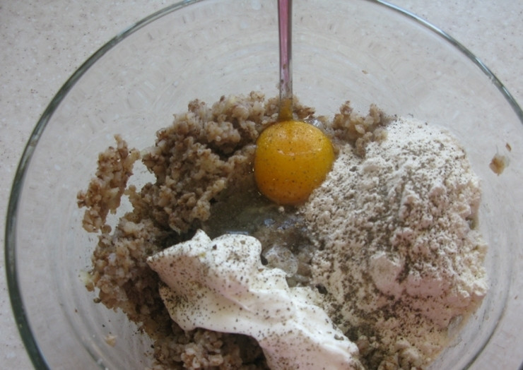 1. Этап. Котлеты из гречневой каши: Пропустите через мясорубку, добавьте к ней яйцо, муку, сметану, измельченные лук и чеснок.