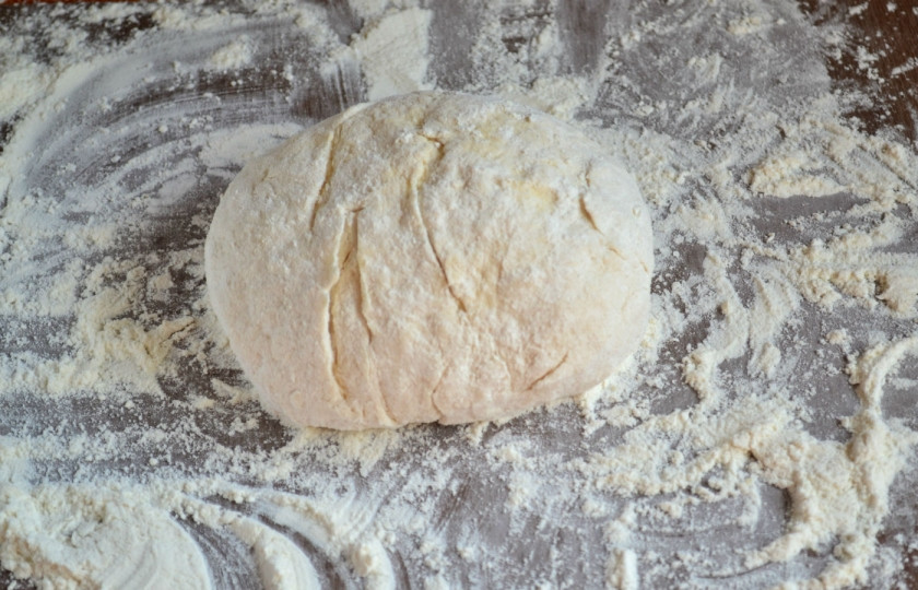 1. Этап. Беляши с мясом: Замесите мягкое тесто, разрежьте его на 8-10 частей.