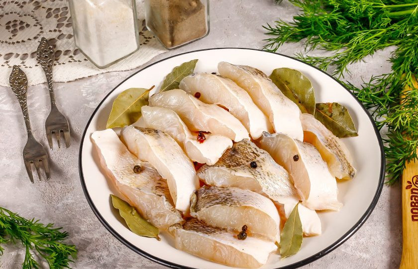 1. Этап. Малосольный судак: Выложите нарезку на тарелку, стряхнув от рассола, и подайте к столу. Можно сбрызнуть растительным маслом.