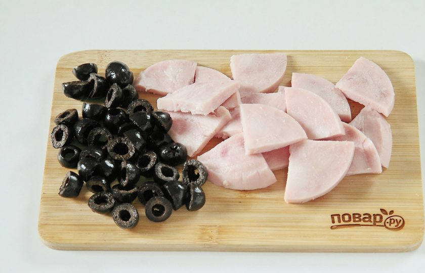 1. Этап. Кальцоне с цукини, оливками и моцареллой: Оливки разрежьте пополам, ветчину тонкими ломтиками.