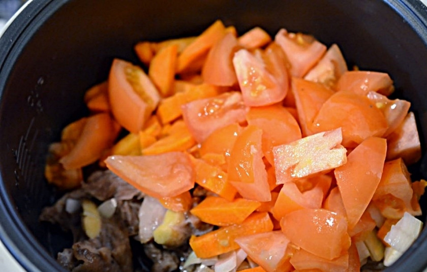 1. Этап. Кавурдок: Теперь берём морковь. Моем её и очищаем, нарезаем брусочками и добавляем к остальным ингредиентам. Также не забудьте и про помидоры. Нарежьте их кубиками и выложить следом за морковкой.