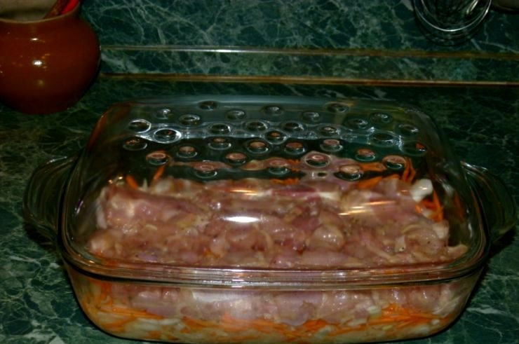 1. Этап. Плов в духовке с курицей: Теперь накрываем форму крышкой и отправляем в разогретую до 180 градусов духовку, запекаем приблизительно 1,5-2 часа.