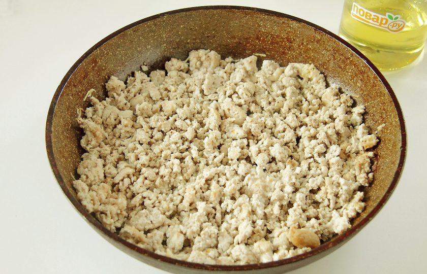 1. Этап. Картофельные оладьи по-мински: 6. Затем на этой же сковороде обжарьте фарш, разбивая комочки лопаткой. Долго обжаривать не нужно, достаточно лишь, чтобы фарш побелел. Добавьте к нему в конце пропущенный через пресс чеснок, соль и специи по вкусу.