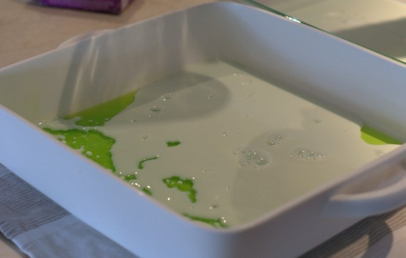 1. Этап. Желе слоями: 6. Возьмите форму в руки и вращайте ею из стороны в сторону, чтобы равномерно распределить слой сгущенки. Отправьте в морозильник на 8-15 минут.