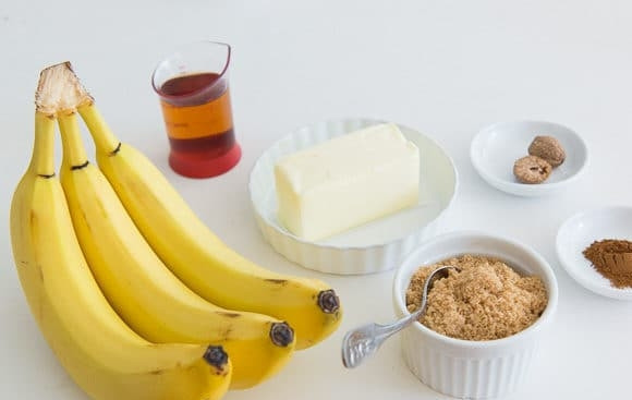 1. Этап. Французские тосты с карамелизированными бананами: 5. Параллельно подготовьте все ингредиенты для карамели. Бананы очистите и нарежьте кружочками. На сковороде растопите сливочное масло с сахаром.