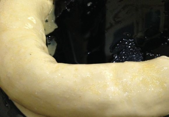 1. Этап. Слоеный рулет с вишней: Свернутый рулет выложите на противень, смазанный подсолнечным маслом. Отделите белок от желтка, смажьте желтком видимую часть рулета. Блюдо поставьте выпекаться в разогретый духовой шкаф до 180-ти градусов на тридцать пять-сорок минут.