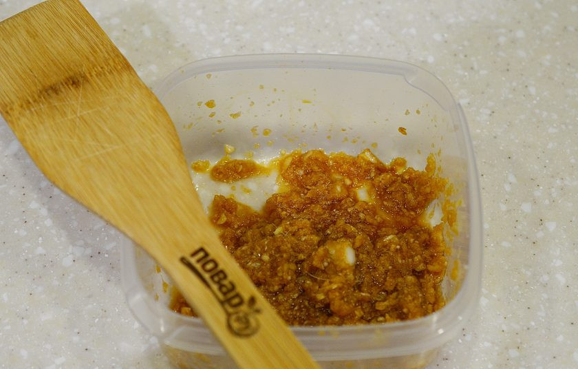 1. Этап. Курица, запеченная в беконе: 2. Измельчите с помощью блендера с другими ингредиентами для маринада.