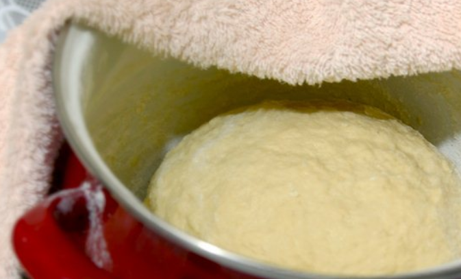 1. Этап. Булочки с кремом Патисьер: Тесто можно положить в глубокую тарелку или в кастрюлю, накрыть полотенцем.