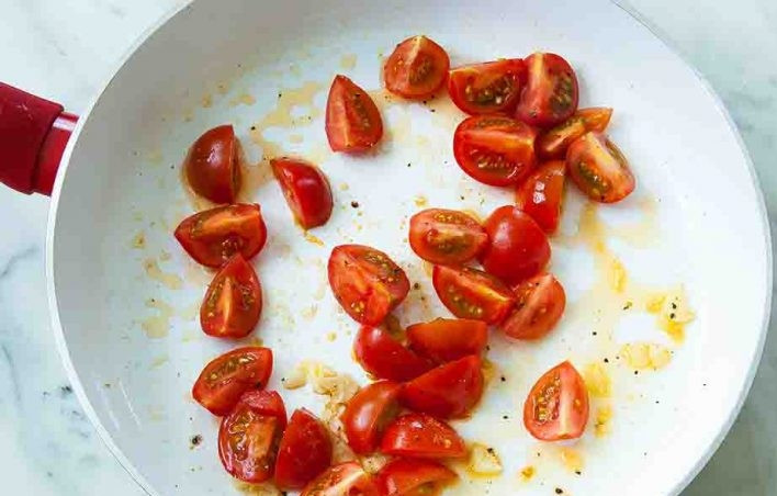 1. Этап. Спагетти с беконом, томатами и яйцом-пашот: 2. Уберите бекон со сковороды, добавьте измельченный чеснок, обжаривайте 30 секунд, затем выложите нарезанные дольками томаты. Обжаривайте овощи до мягкости и удалите сковороду с огня.