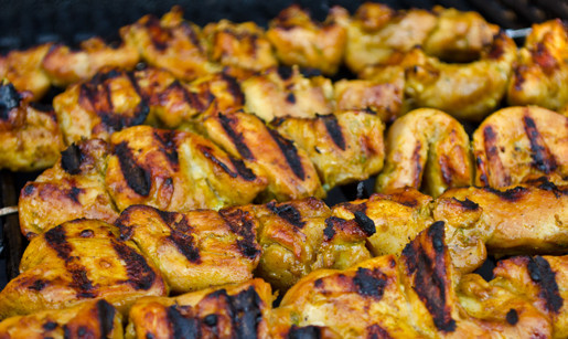 1. Этап. Курица, маринованная в соевом соусе: 6. Также такую курочку можно приготовить дома на гриле, обжарив около 5-7 минут с каждой стороны. Благодаря пикантному соусу курица получается очень вкусной.