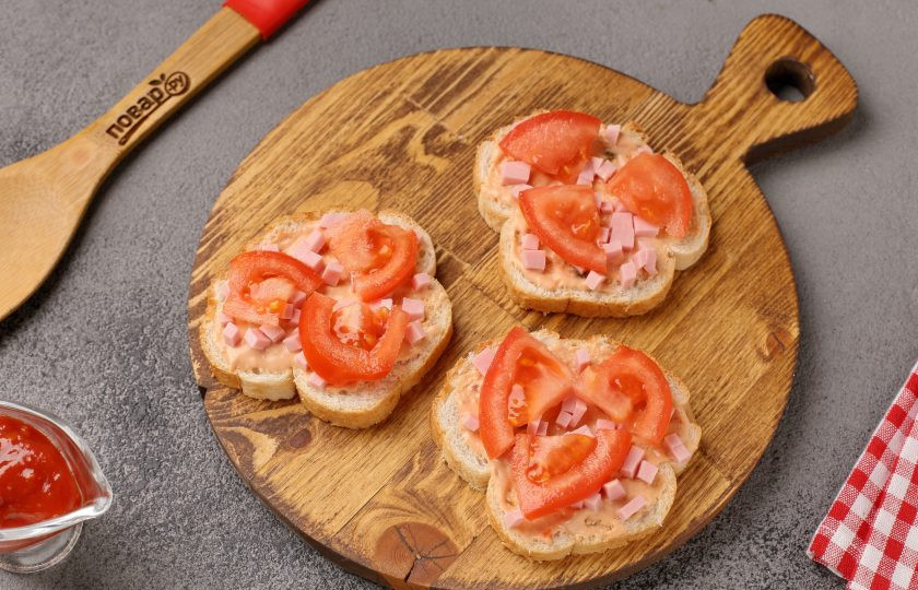 1. Этап. Мини-пицца на батоне в духовке: Затем нарезанный небольшими дольками помидор.