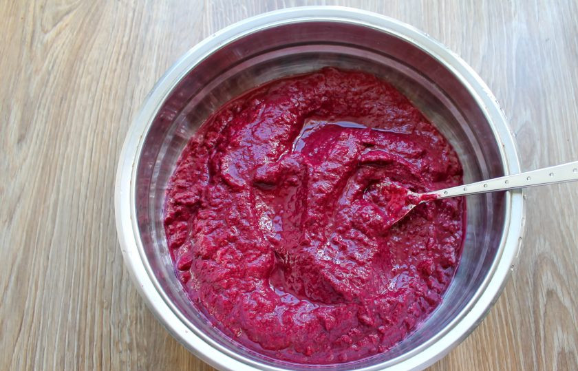 1. Этап. Повидло из терна на зиму: В тазик из нержавеющей стали выложите ягоды и влейте воду. Поставьте на огонь и варите на среднем огне в течение 20-30 минут, чтобы ягоды полностью размягчились. Протрите ягоды через сито или дуршлаг, удаляя косточки и кожуру.