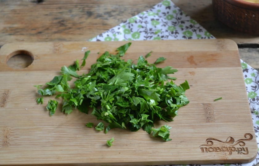 1. Этап. Зеленый чесночный соус: Петрушку мелко порубите.