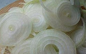 1. Этап. Греческий салат без перца: Лук нарезать полукольцами. Если он слишком горький, обдать кипятком.