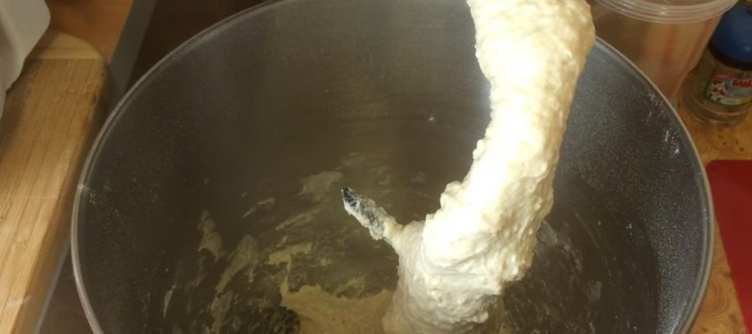 1. Этап. Подовый белый хлеб с орегано: Вымесите тесто в тестомесе 1-2 минуты на первой скорости. Добавьте соль и оливковое масло. Вымесите тесто 1-2 минуты на первой скорости. Затем вымешивайте по схеме: 15 минут отдыха, 1 минута замеса на первой скорости – так 3 раза.