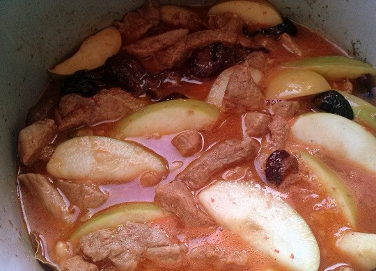 1. Этап. Мясо под сладким соусом в мультиварке: Добавьте томатный сок, сахар и соль. Через 30 минут добавьте чернослив и яблоки, порезанные дольками.