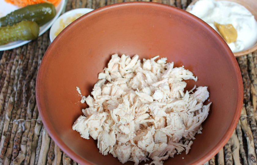 1. Этап. Cалат Флоренция: Отварную курицу режем поперек волокон и высыпаем в миску.