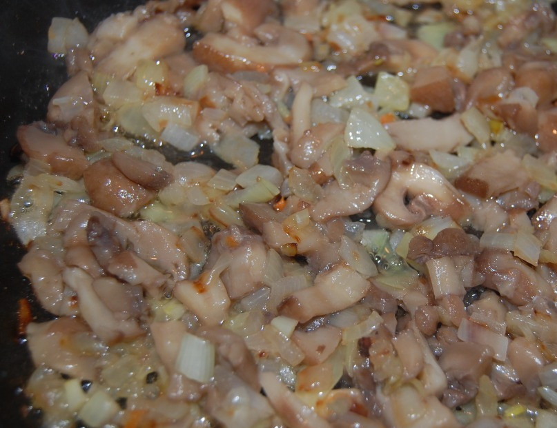 1. Этап. Грибная запеканка с картофелем: Грибы с луком обжарьте на сковороде.